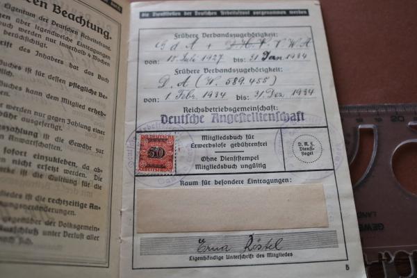 Mitgliedsbuch der Deutschen Arbeitsfront DAF einer Frau aus Cottbus - defekt